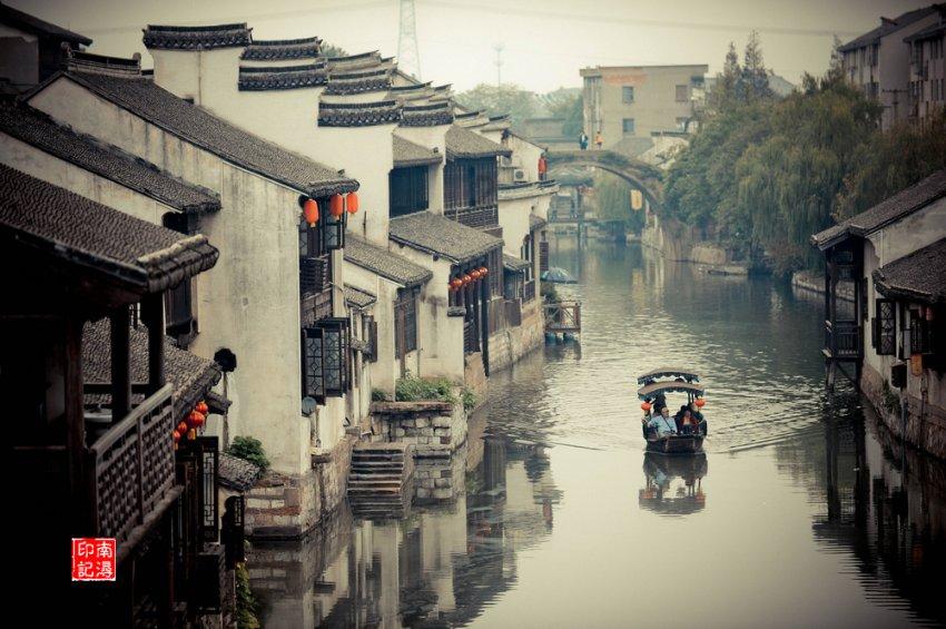 白色宽松版短袖搭配毛边牛仔裤,青春学生风穿搭,适合轻熟龄女性吗?-专业问答社区,汇集海量知识